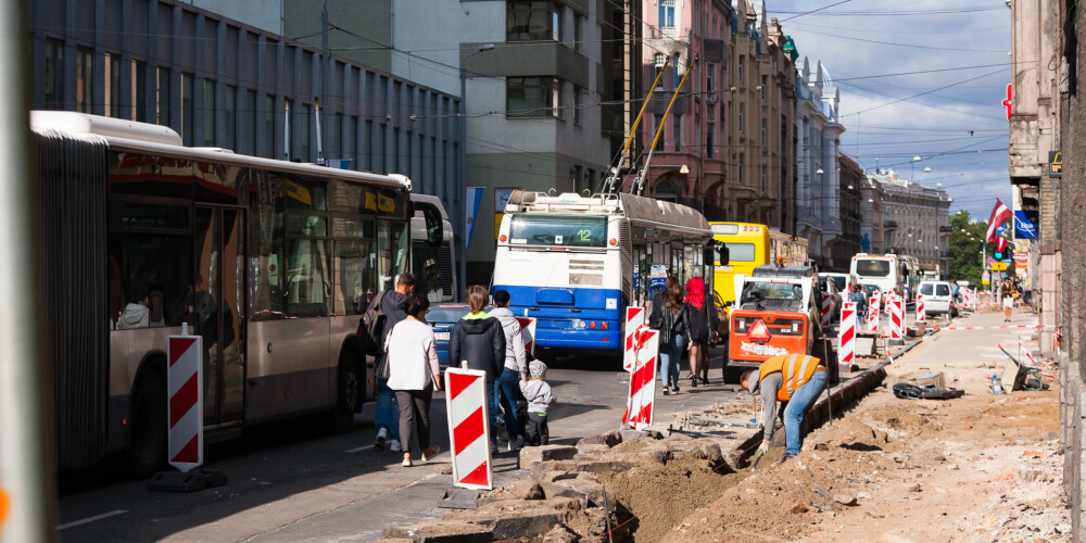 Haoss vai labi saplānots darbs? Fotoieskats apjomīgajos Rīgas ielu remontdarbos