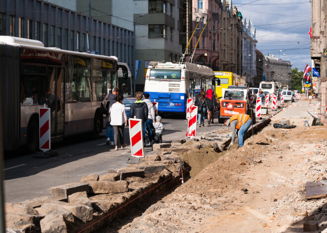 Haoss vai labi saplānots darbs? Fotoieskats apjomīgajos Rīgas ielu remontdarbos