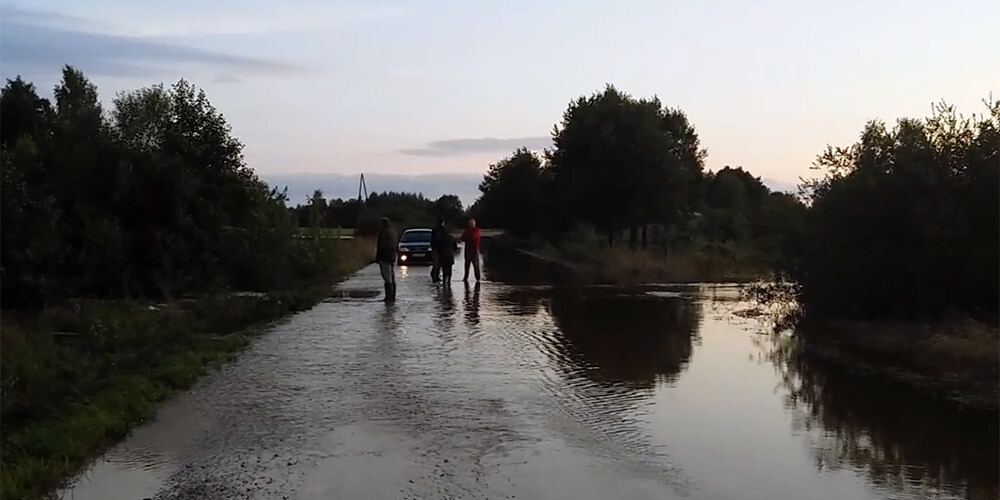 Spēcīgo lietavu dēļ Latgalē daudzviet ir pārplūduši un izskaloti autoceļi.