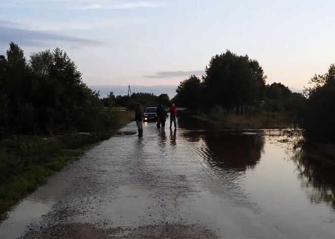 Latgale mirkst plūdos: slēgti vairāki ceļi, upēs cēlies ūdens līmenis