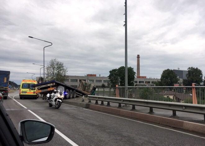 Avārija uz Dienvidu tilta, kur smagās automašīnas vadītājs nobraucis no ceļa braucamās daļas.