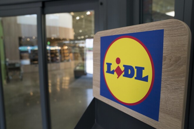 Ienākšanai Baltijas valstu tirgū “Lidl” pirmo reizi sāka gatavoties jau 2003. gadā, tomēr vēlāk no šiem plāniem atteicās un pārdeva aptuveni 50 veikalu celtniecībai iegādātos zemesgabalus.