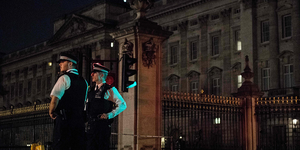 Londonā aiztur vīrieti, kurš pie Bakingemas pils ar nazi uzbrucis policistiem