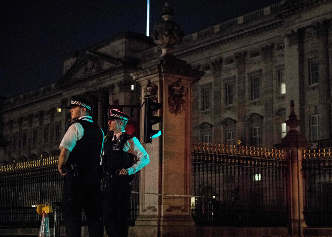 Londonā aiztur vīrieti, kurš pie Bakingemas pils ar nazi uzbrucis policistiem