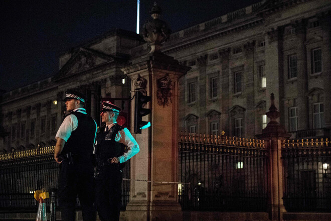 Policisti Londonā pie Bakingemas pils.