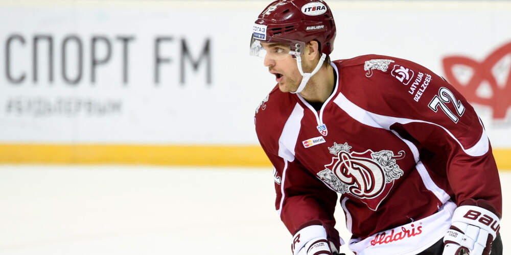 Vitālijs Pavlovs (dzimis 1989. gada 17. jūnijā Rīgā) ir Latvijas hokejists, labās malas uzbrucējs. Pavlovs pārstāvēja Latvijas hokeja izlasi 2014. gada Ziemas Olimpisko spēļu hokeja turnīrā Sočos. Hokejista analīzēs, kas ņemtas šī turnīra laikā, tika konstatēts dopings (metilheksānamīns). Par šo pārkāpumu sportists tika diskvalificēts uz pusotru gadu.