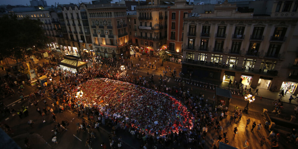 Barselonā gājienā pret terorismu piedalās simtiem tūkstošu cilvēku