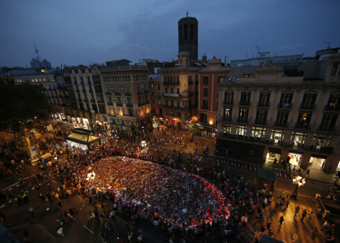 Barselonā gājienā pret terorismu piedalās simtiem tūkstošu cilvēku