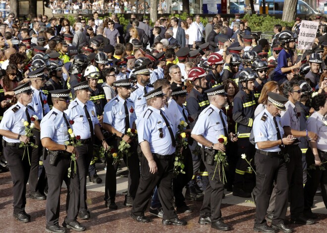 Simtiem tūkstošu cilvēku sestdien Barselonā piedalījās gājienā pret terorismu. Pēc Barselonas pašvaldības policijas vērtējuma, gājienā piedalījušies apmēram pusmiljons cilvēku.