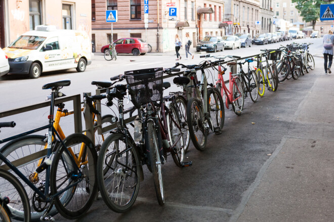 Vismaz daļu šī festivāla apmeklētāju ikdienā droši vien nenomoka raizes par transportlīdzekļa novietošanu pilsētā.