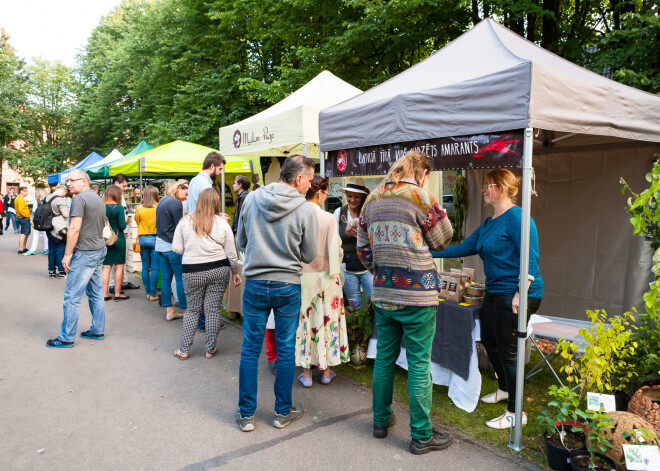 Sestdien 26. augustā, Karla fon Stricka villā, Rīgā tika atklāts pirmais “Vegānfestivāls”. Pasākums, kurā tika svinēts vegāniskais dzīvesveids, bija gan izklaidējošs, gan informējošs un pamācošs.