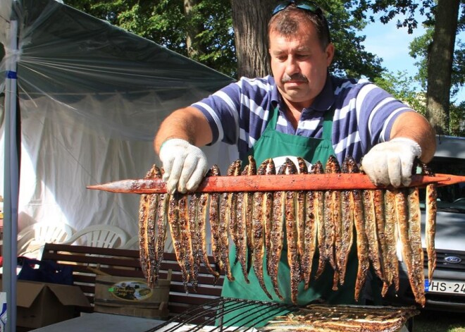 FOTOREPORTĀŽA: Carnikavā svin tik gardo nēģu svētkus