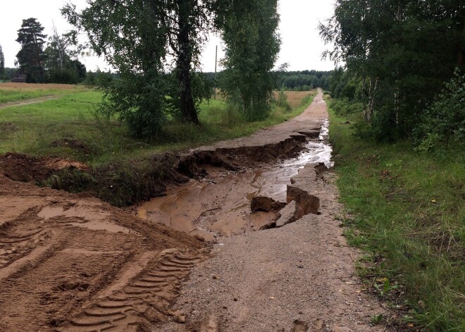 В Латгале все еще закрыта региональная дорога и несколько местных