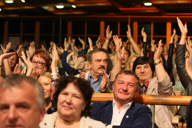 Tauta par Latvijas pērļu izpildītajām kompozīcijām bija stāvā sajūsmā.