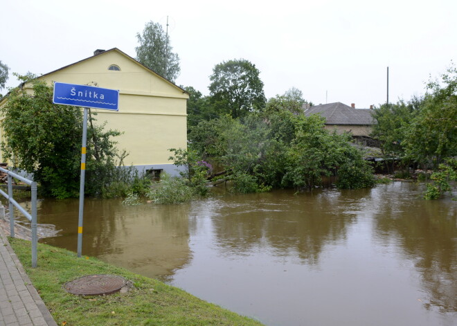 Kārsavā plūdos gājuši bojā truši un vistas; Baltinavā govis gandrīz aizpeldējušas uz Krieviju