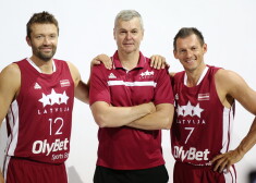 Latvijas basketbola izlases galvenais treneris Ainars Bagatskis (centrā) un izlases veterāni Kristaps Janičenoks (no kreisās) un Jānis Blūms pozē fotogrāfiem valstsvienības mediju dienas fotosesijā "Arēnā Rīga".