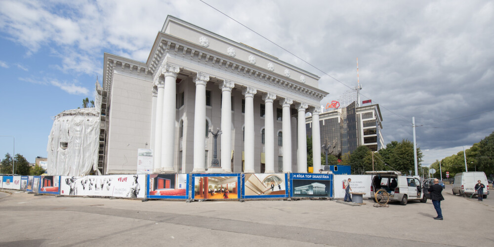 VEF Kultūras pils atrodas Ropažu ielā 2, Rīgā, Latvijā. Ēka tikusi uzcelta 1960. gadā pēc arhitekta Nikolaja Semencova projekta. Sākumā bija VEF rūpnīcas struktūrvienība, taču pēc tam no 1992. līdz 1999. gadam bija a/s VEF struktūrvienība. Kopš 2000. gadā tā atrodas Rīgas domes pakļautībā. Nodarbojas ar kultūrizglītības darba veikšanu un kultūras pasākumu organizēšanu.