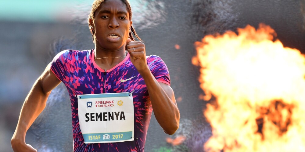 Titulētā Dienvidāfrikas skrējēja Semenja labo 20 gadus vecu pasaules rekordu 600 metru distancē