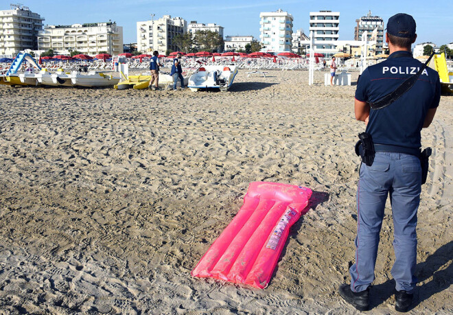 Policisti pārmeklē nozieguma vietu, kur izvaroja poļu tūristi.