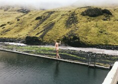 Supermodele Karlīna Cauna priecē ar šo foto, kas tapis Islandē, kur viņa pastaigājas starp lavas laukiem.