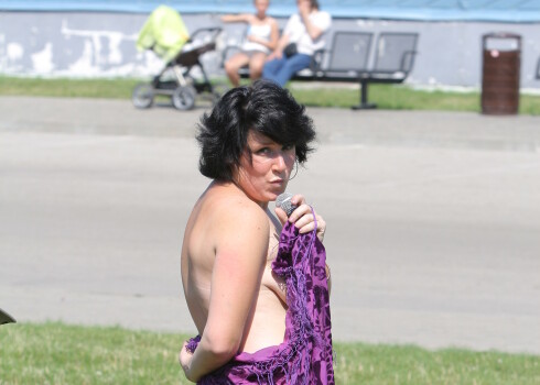 Kombuļu Inese ir sašutusi, ka Sandis Kiops pēc pieciem gadiem no saviem arhīviem velk arī video kadrus, kur dziedātāja pusplika ālējās Rīgas centrā.