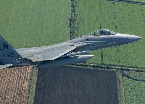 ASV iznīcinātājs "F-15C Eagle" virs Anglijas.