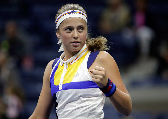 Ostapenko lietus iespaidotā un pārceltā mačā sasniedz "US Open" otro kārtu