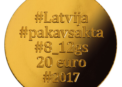 Latvijas Banka 31.augustā izlaiž Latvijas simtgadei veltīto 20 eiro zelta kolekcijas monētu "Zelta saktas. Pakavsakta", kuras grafisko dizainu veidojusi māksliniece Ingūna Elere, bet plastisko veidojumu - māksliniece Solvita Rulle. (Publicitātes foto)