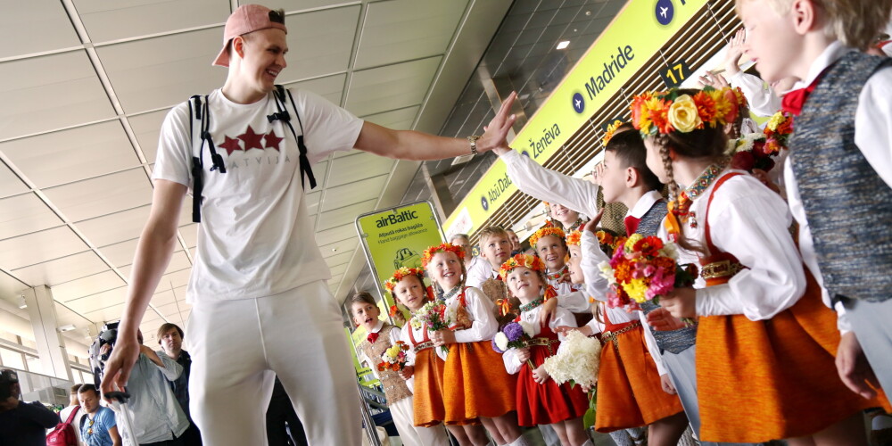 Latvijas vīriešu basketbola izlases spēlētājs Kristaps Porziņģis un tautas deju ansambļa "Dzintariņš" dejotāji lidostā "Rīga", kuri ieradušies pavadīt izlasi uz Eiropas čempionāta finālturnīru Turcijā.