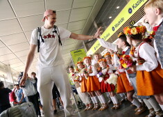 Latvijas vīriešu basketbola izlases spēlētājs Kristaps Porziņģis un tautas deju ansambļa "Dzintariņš" dejotāji lidostā "Rīga", kuri ieradušies pavadīt izlasi uz Eiropas čempionāta finālturnīru Turcijā.