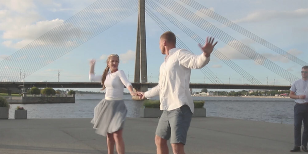 Pāris pārsteidz ar ugunīgu pirmo deju pie Vanšu tilta