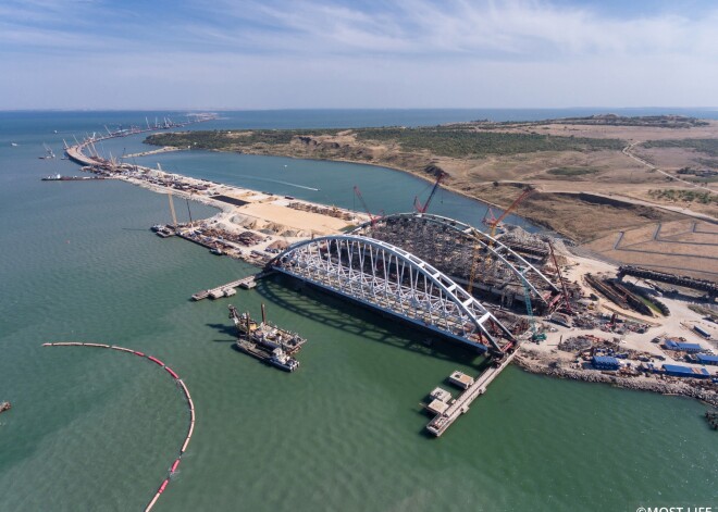 Uz tilta, kas Krimu savienos ar Krieviju, uzslieta 6000 tonnu smaga arka