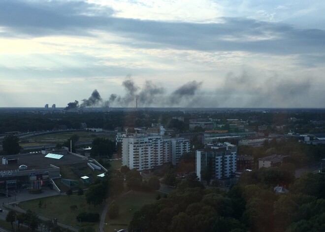 Milzu dūmi virs Pārdaugavas. Imantā izcēlies paaugstinātas bīstamības ugungrēks