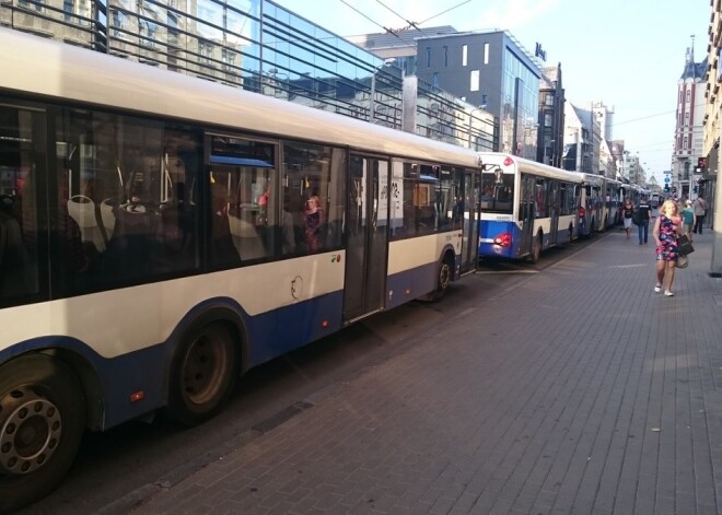 Sastrēgumos Brīvības ielā ceturtdienas vakarā sabiedriskais transports kavējās līdz pat stundai