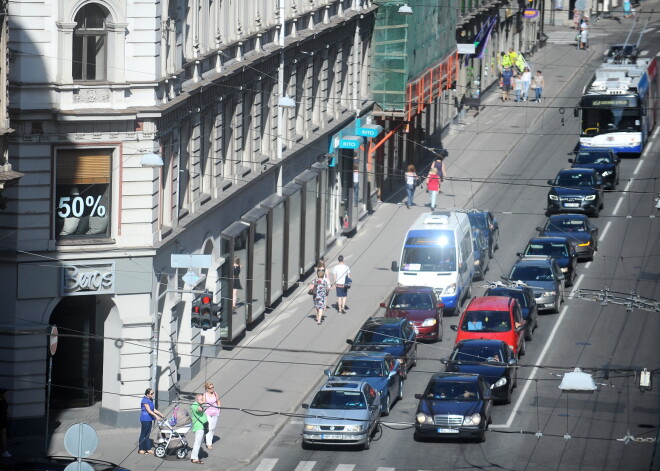 Būtiski visiem autovadītājiem: no šodienas stājas spēkā grozījumi Ceļu satiksmes noteikumos