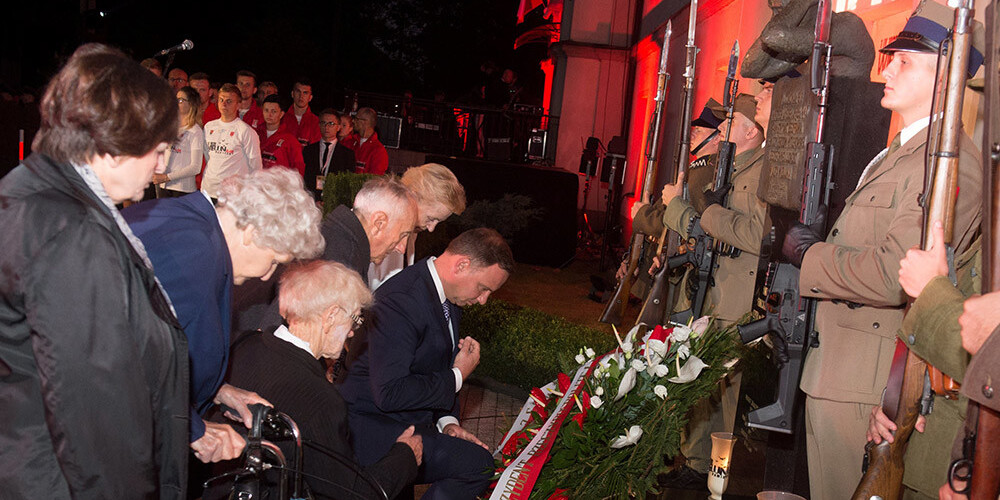 Prezidents Andžejs Duda (centrā) piedalījās piemiņas ceremonijā Veluņā.
