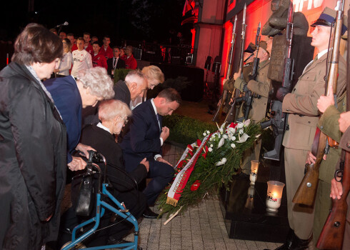 Prezidents Andžejs Duda (centrā) piedalījās piemiņas ceremonijā Veluņā.