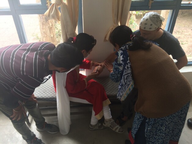 Viena māsiņa pūlas trāpīt adatu Edgara vēnā, otra pilda žņauga funkcijas.