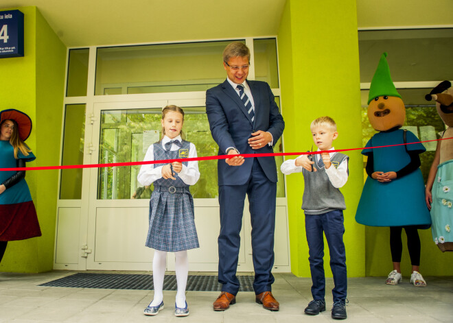 Zinību dienā pie trim skolām atklāti atjaunotie sporta un fizisko aktivitāšu laukumi