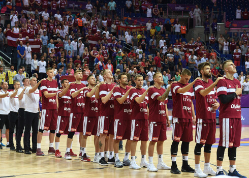 Latvijas izlases basketbolisti pirms mača ar Serbiju.