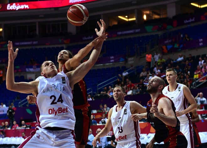 Latvijas un Beļģijas basketbolisti sacenšas Eiropas čempionātā spēlē.