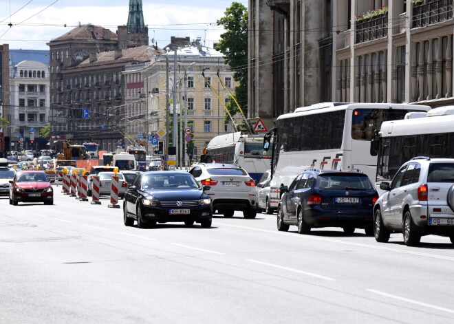 Rīdzinieki bažījas par savu auto drošību pilsētas ielās