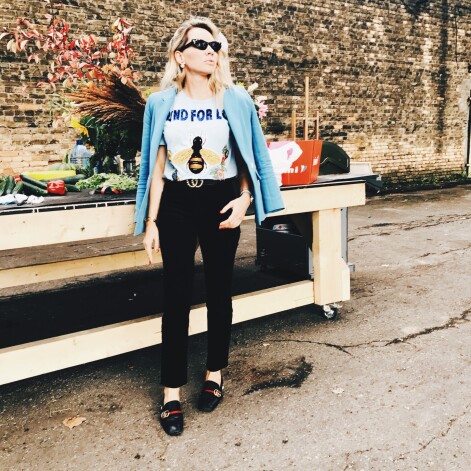 No sērijas - man šodien mugurā. T-krekls ar vēstījumu, velveta bikses, kas ir šīs rudens sezonas absolūts "must have", klasiska stila žakete un kurpītes ar papēdī iestrādātām pērlēm.