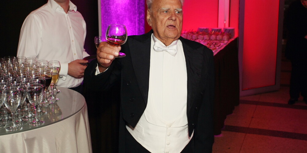 Ar dziesmām un dančiem Gunārs Placēns nosvin 90. jubileju