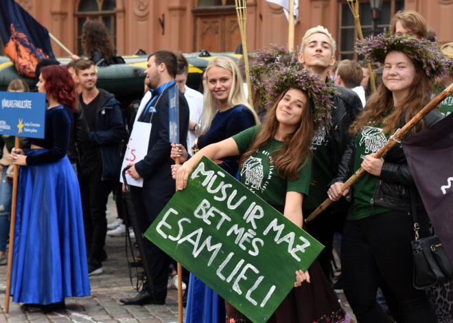 Doma laukumā notiek Latvijas Universitātes jauno studentu svētki "Aristotelis 2017".