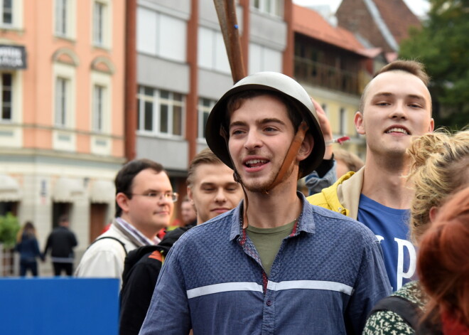 FOTO: fizmati, ģeogrāfu mafija un citi jaunie studenti  Vecrīgā nosvin mācību sākumu