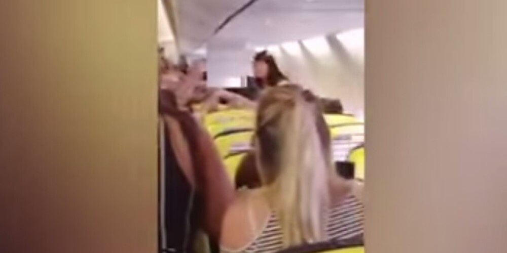 Aculiecinieka video: pasažieri piedzīvo pamatīgu izbīli "Ryanair" lidojuma laikā