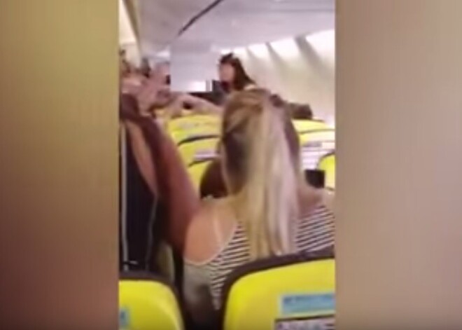 Aculiecinieka video: pasažieri piedzīvo pamatīgu izbīli "Ryanair" lidojuma laikā