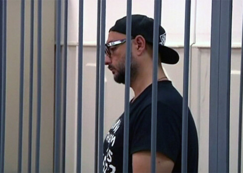Maskavas tiesa patur populāro režisoru Serebreņņikovu mājas arestā