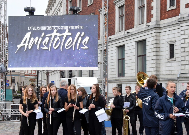 Doma laukumā notiek Latvijas Universitātes jauno studentu svētki "Aristotelis 2017".